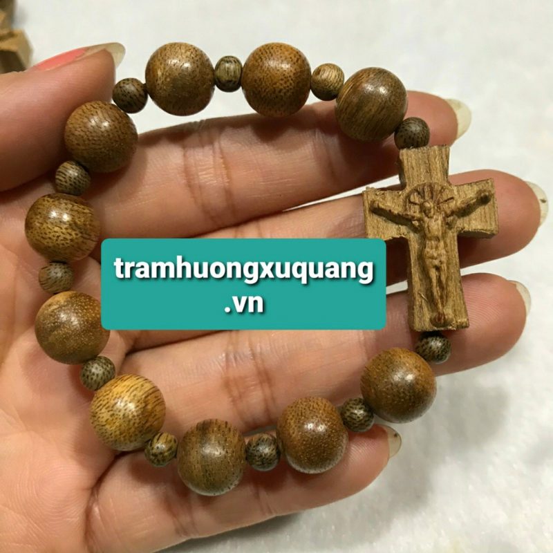 vòng tay trầm hương mặt thánh giá