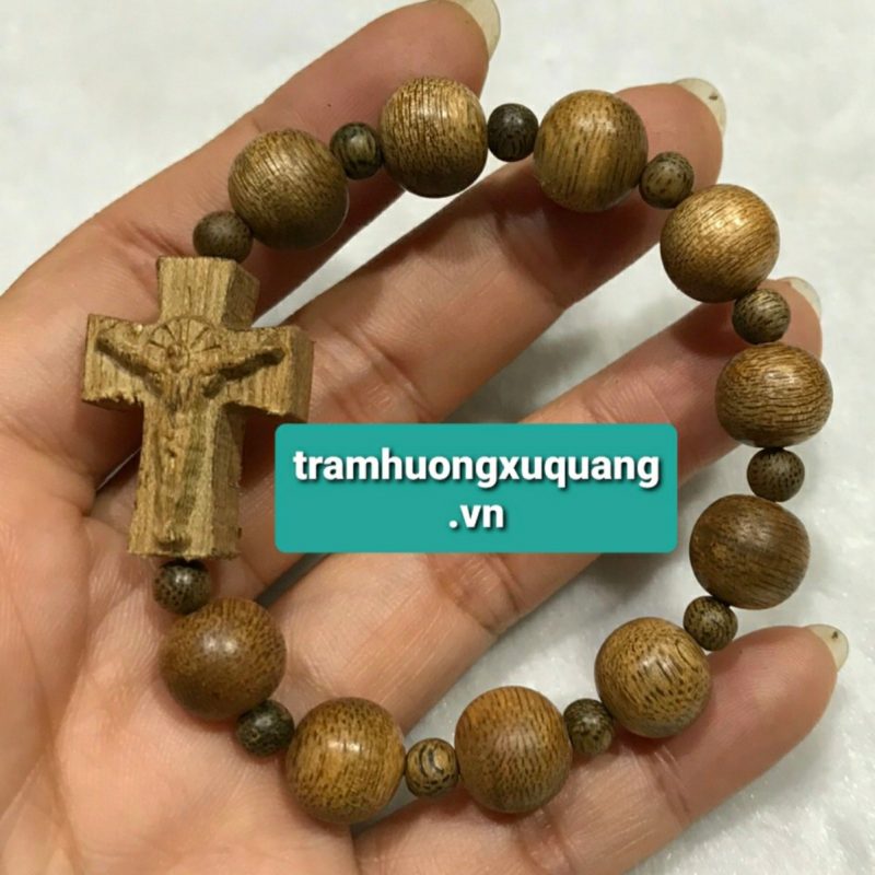 vòng tay thánh giá bằng trầm hương