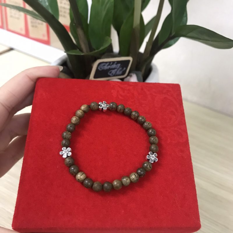 vòng tay trầm hương cho bé