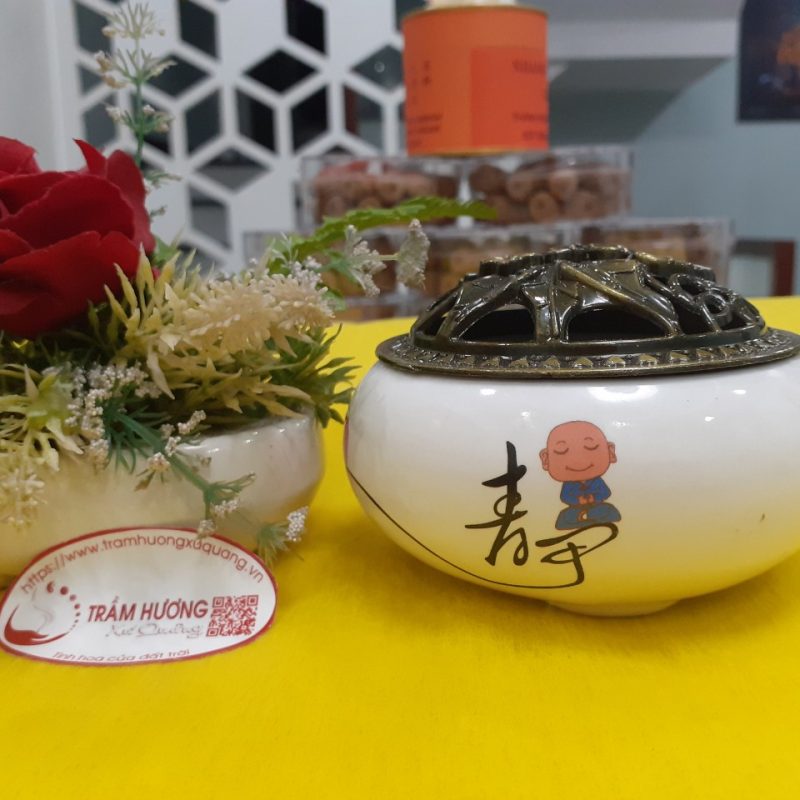 lư xông trầm hương bằng sứ