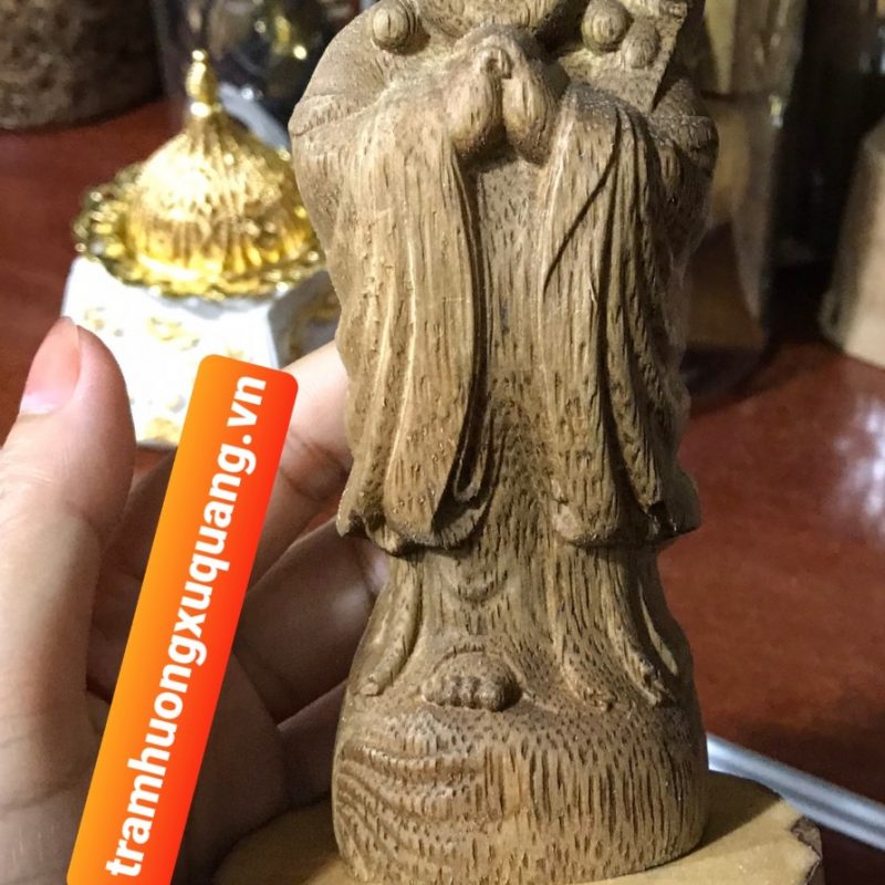 Tượng Phật Di Lặc Trầm Hương đặt trong xe hơi