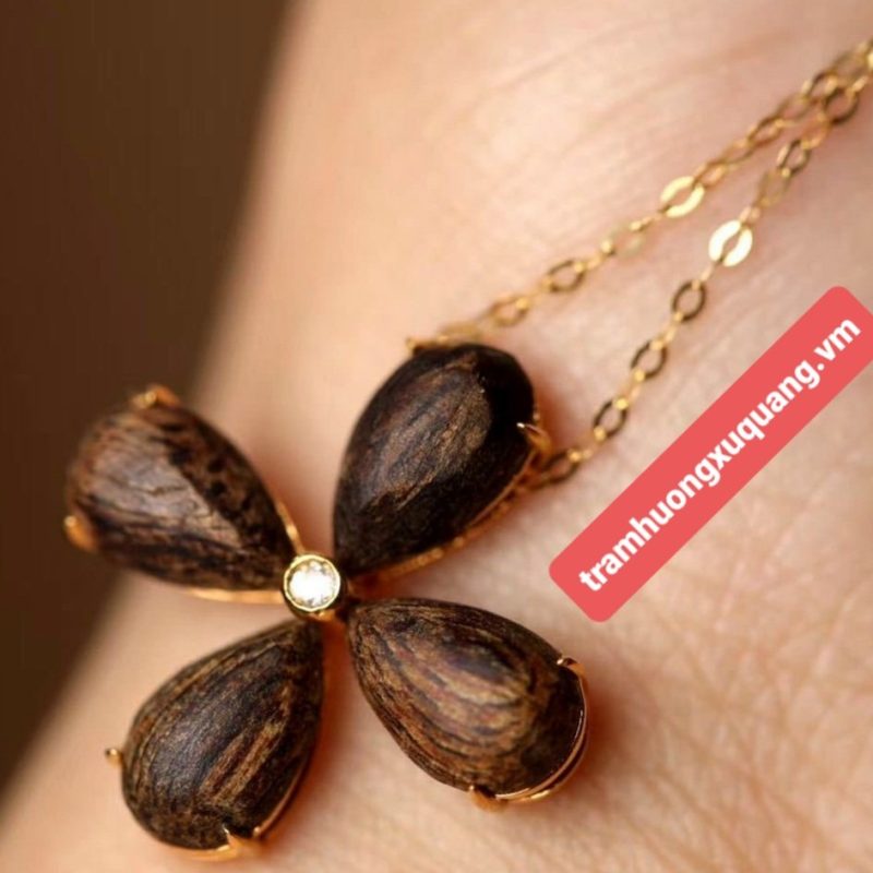 Dây chuyền trầm hương hình hoa mai hạt kỳ nam